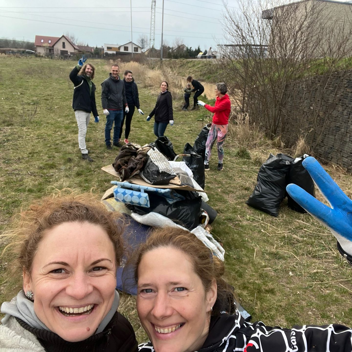 Úklidová akce Ukliďme Podřipsko 2026: Travnatá plocha u Tesca v Roudnici nad Labem prokoukla